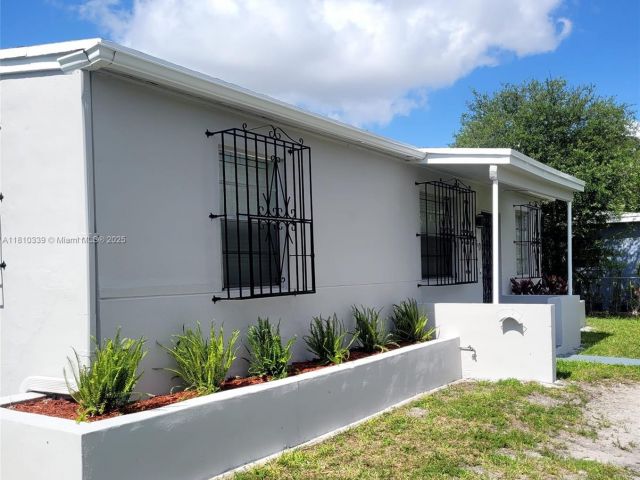 Продажа дома по адресу 1760 NW 127th St - фото 6092404