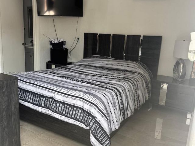 Продажа дома по адресу 5010 NW 190th St - фото 6129388