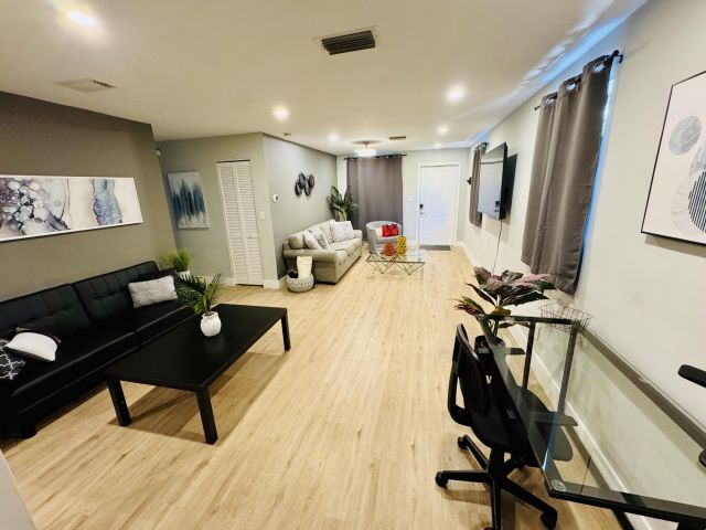 Дом в аренду по адресу 219 NW 14th Avenue - фото 6094577