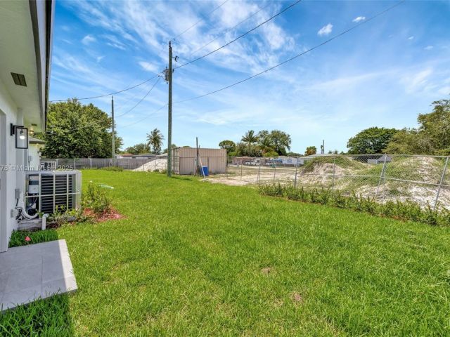 Продажа дома по адресу 2411 NW 153 St - фото 6133277