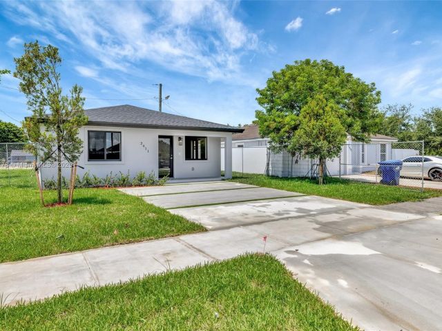 Продажа дома по адресу 2411 NW 153 St - фото 6133282