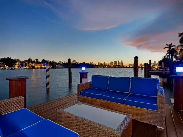 Продажа дома по адресу 56 S Hibiscus Dr - фото 7278505