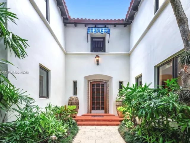 Продажа дома по адресу 56 S Hibiscus Dr - фото 7278506