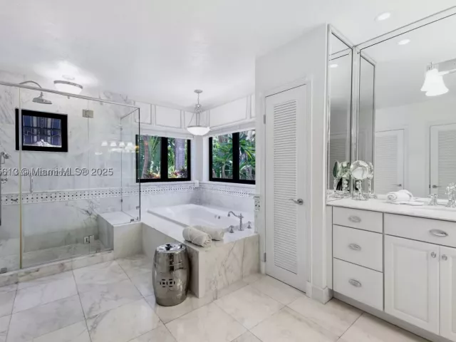 Продажа дома по адресу 56 S Hibiscus Dr - фото 8981452