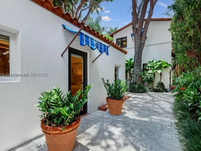 Продажа дома по адресу 56 S Hibiscus Dr - фото 8981455