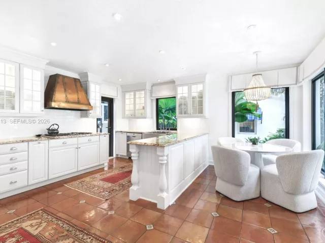 Продажа дома по адресу 56 S Hibiscus Dr - фото 7278486