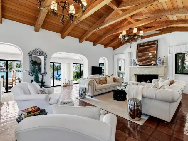 Продажа дома по адресу 56 S Hibiscus Dr - фото 7278493