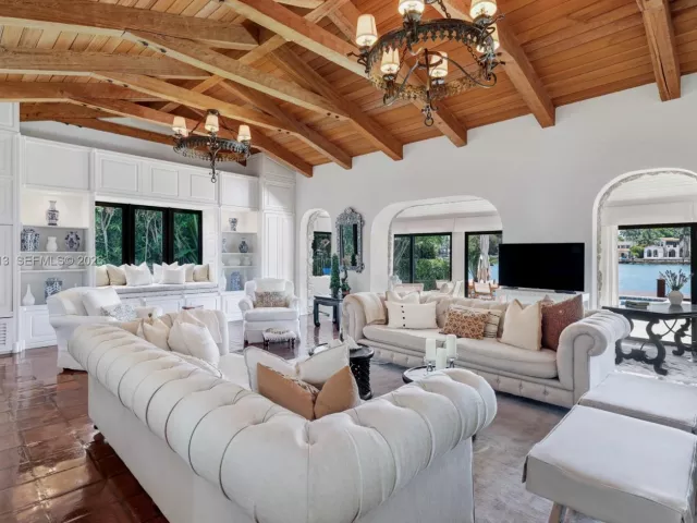 Продажа дома по адресу 56 S Hibiscus Dr - фото 7278494