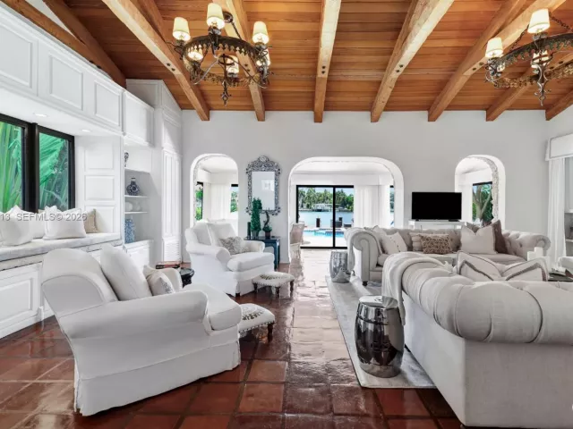 Продажа дома по адресу 56 S Hibiscus Dr - фото 7278499