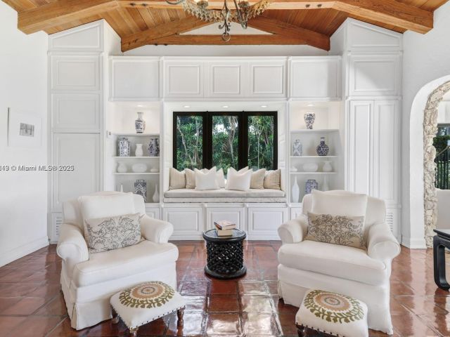 Продажа дома по адресу 56 S Hibiscus Dr - фото 6163680