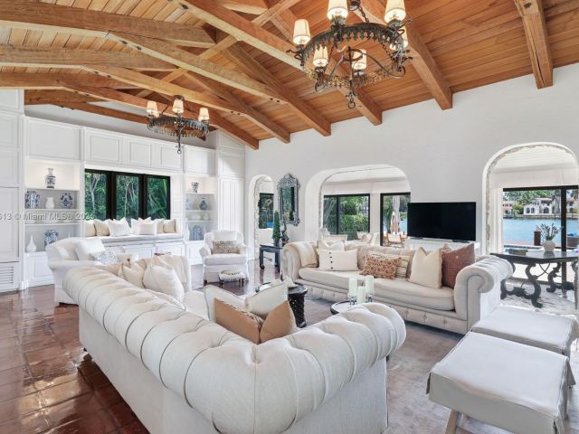 Продажа дома по адресу 56 S Hibiscus Dr - фото 6163684