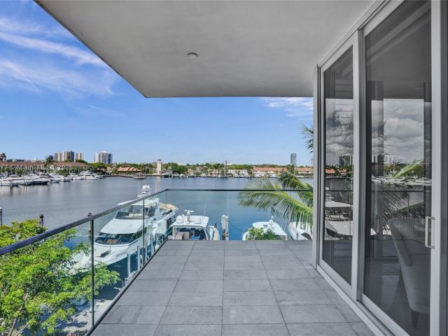 Продажа дома по адресу 3750 Yacht Club Dr TH1 - фото 6096414