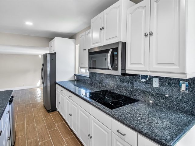 Продажа дома по адресу 1270 NE 26th Ter - фото 6135465