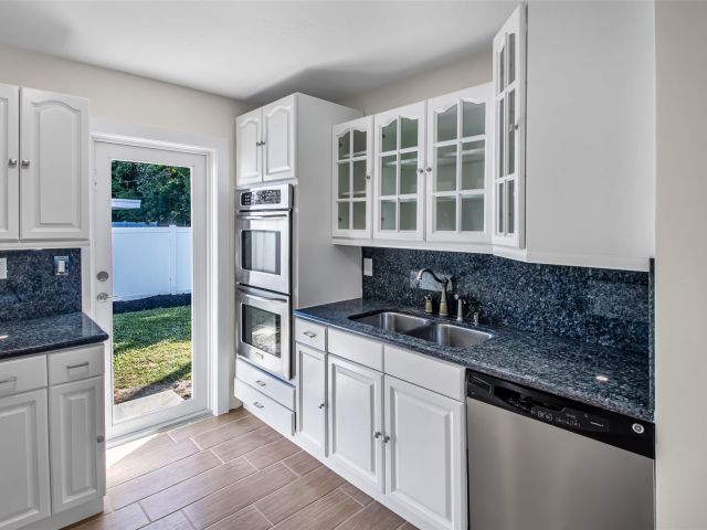 Продажа дома по адресу 1270 NE 26th Ter - фото 6135466