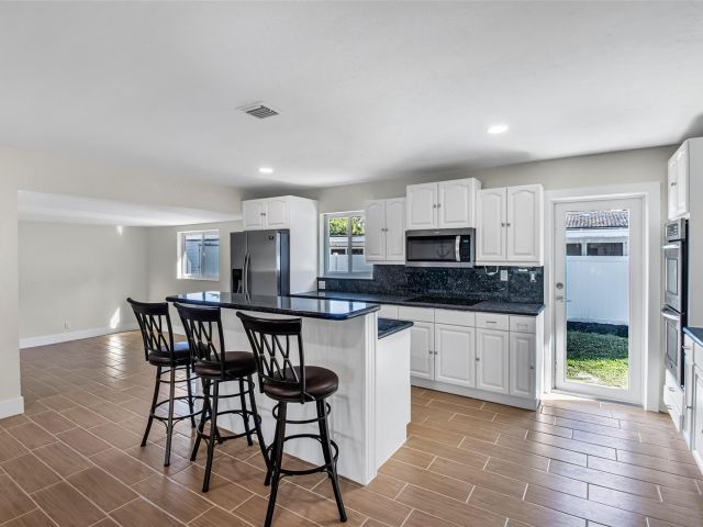 Продажа дома по адресу 1270 NE 26th Ter - фото 6135467