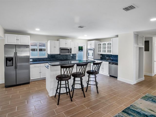 Продажа дома по адресу 1270 NE 26th Ter - фото 6135468