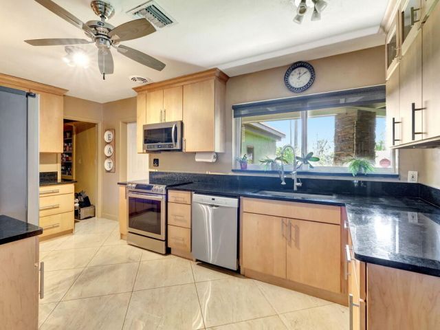 Продажа дома по адресу 2360 SE 7th Drive - фото 6762709