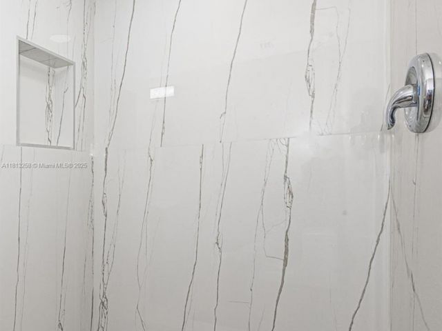 Продажа дома по адресу 1334 NW 56th St - фото 6168147