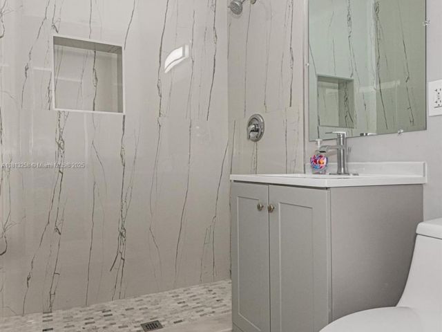 Продажа дома по адресу 1334 NW 56th St - фото 6168148