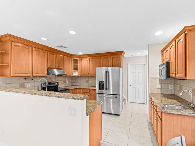 Дом в аренду по адресу 5465 Monterey Circle E - фото 6147624