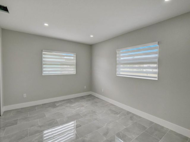 Продажа дома по адресу 520 SW 13th Pl - фото 6115325