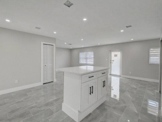 Продажа дома по адресу 520 SW 13th Pl - фото 6115329