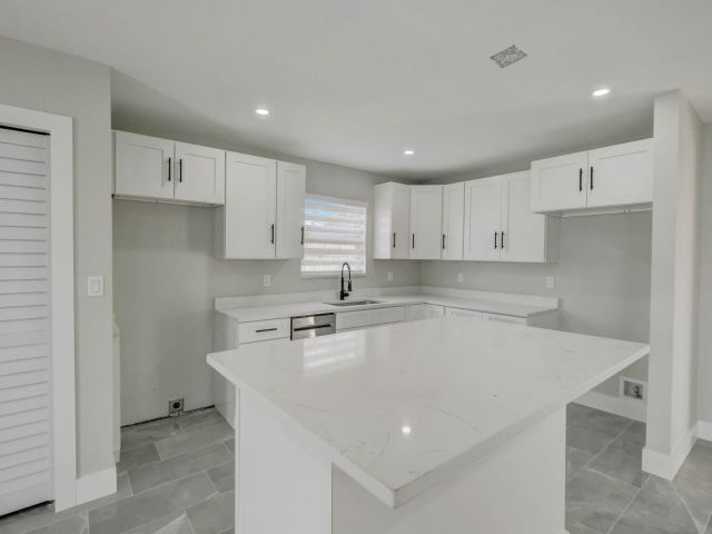 Продажа дома по адресу 520 SW 13th Pl - фото 6115333