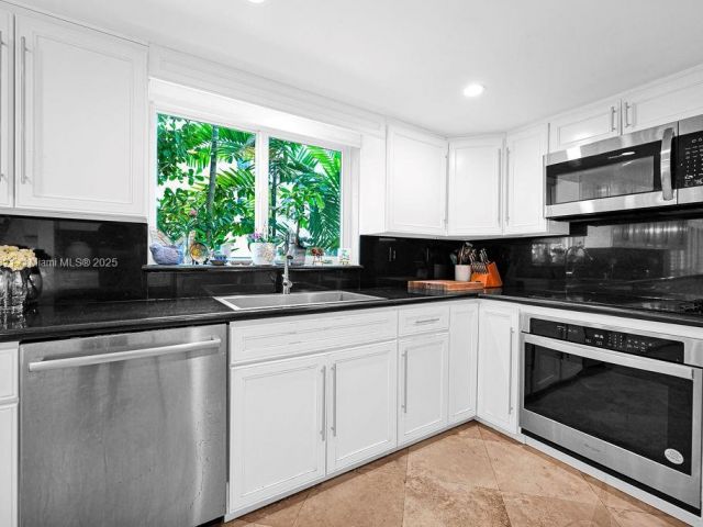 Продажа дома по адресу 1450 Ortega Avenue - фото 6158633