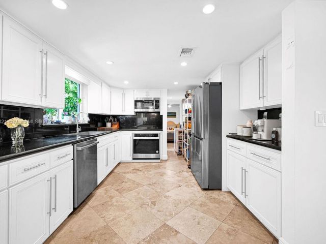 Продажа дома по адресу 1450 Ortega Avenue - фото 6158634