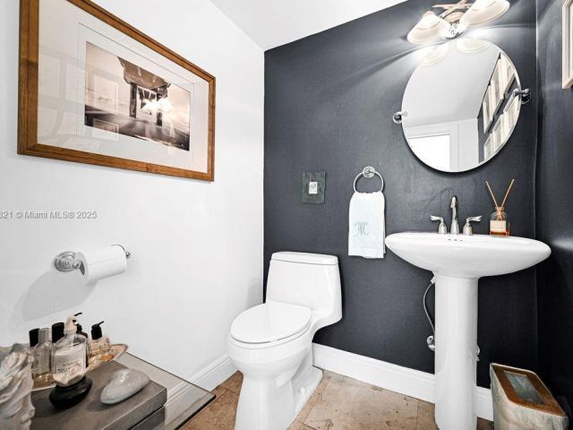 Продажа дома по адресу 1450 Ortega Avenue - фото 6158654