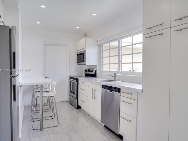 Продажа дома по адресу 1201 S Biscayne Point Rd - фото 6121285