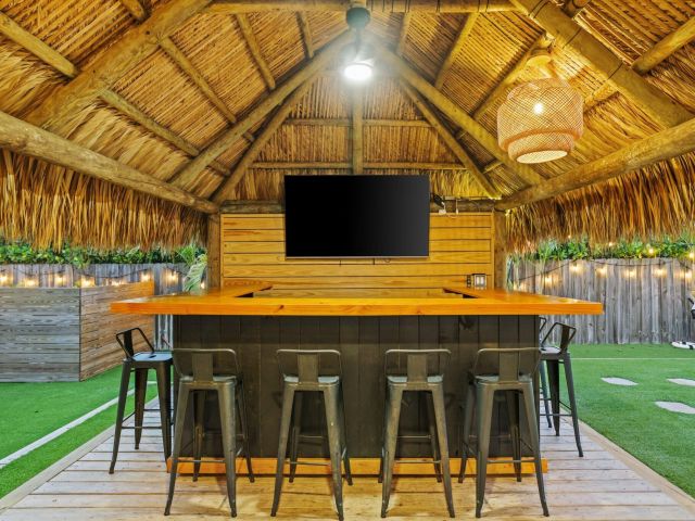 Продажа дома по адресу 1646 NE 3rd Avenue - фото 6110623