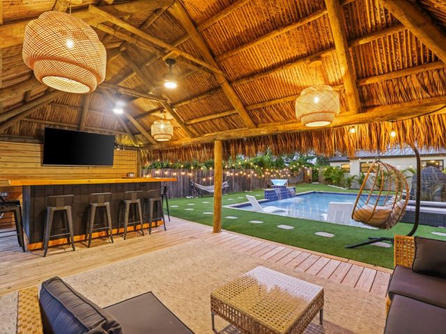 Продажа дома по адресу 1646 NE 3rd Avenue - фото 6110624