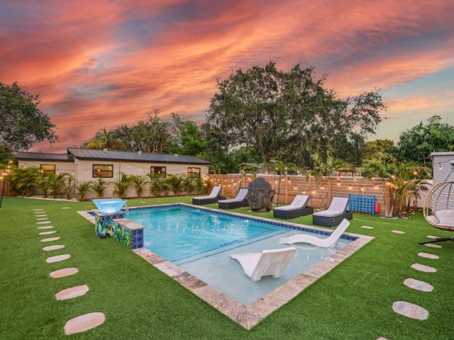 Продажа дома по адресу 1646 NE 3rd Avenue - фото 6110630