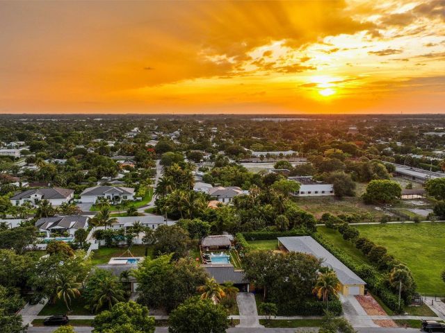 Продажа дома по адресу 1646 NE 3rd Avenue - фото 6110640