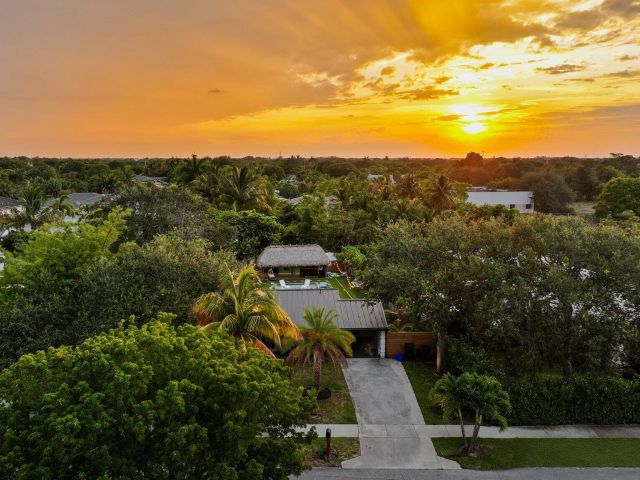 Продажа дома по адресу 1646 NE 3rd Avenue - фото 6110641