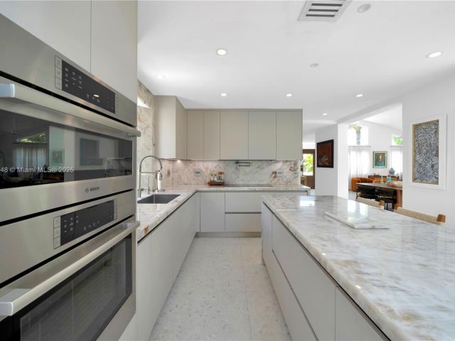 Продажа дома по адресу 6320 Dolphin Dr - фото 6101490