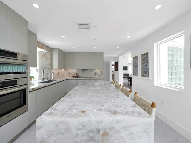 Продажа дома по адресу 6320 Dolphin Dr - фото 6101491