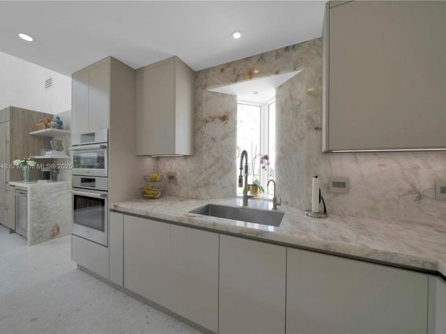 Продажа дома по адресу 6320 Dolphin Dr - фото 6101492