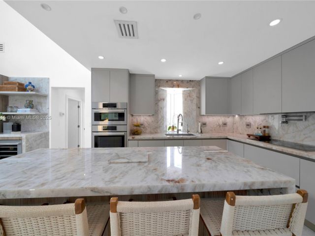 Продажа дома по адресу 6320 Dolphin Dr - фото 6101493