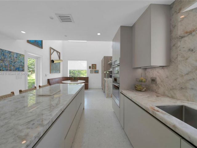 Продажа дома по адресу 6320 Dolphin Dr - фото 6101494