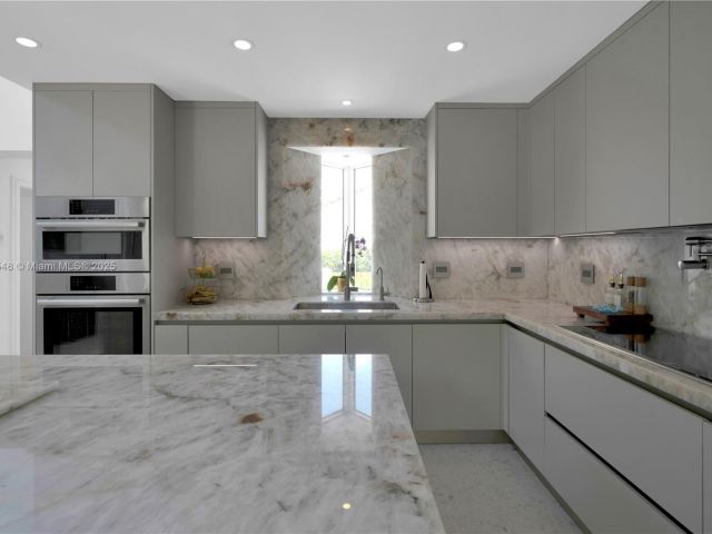 Продажа дома по адресу 6320 Dolphin Dr - фото 6101495