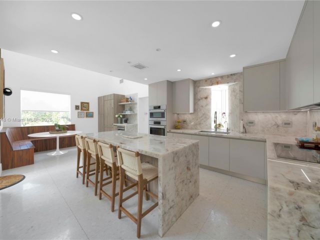 Продажа дома по адресу 6320 Dolphin Dr - фото 6101496