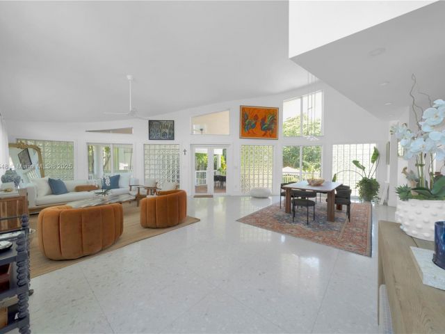 Продажа дома по адресу 6320 Dolphin Dr - фото 6101497