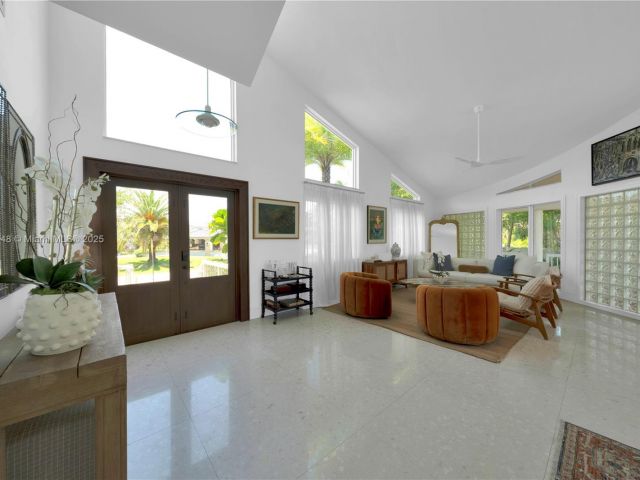 Продажа дома по адресу 6320 Dolphin Dr - фото 6101502