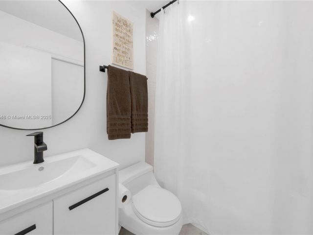 Продажа дома по адресу 6320 Dolphin Dr - фото 6101503