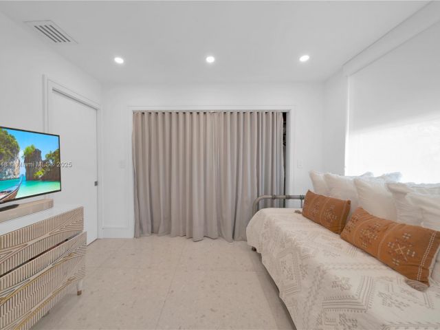 Продажа дома по адресу 6320 Dolphin Dr - фото 6101504