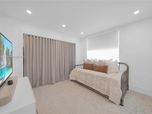 Продажа дома по адресу 6320 Dolphin Dr - фото 6101505