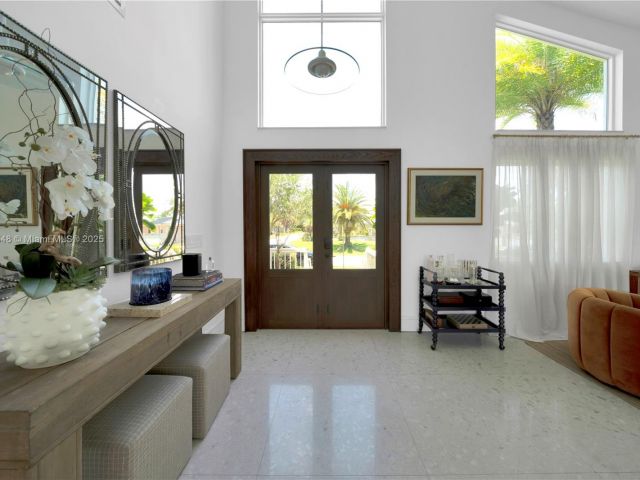 Продажа дома по адресу 6320 Dolphin Dr - фото 6101506