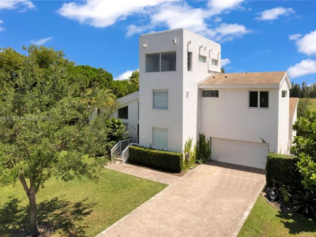 Продажа дома по адресу 6320 Dolphin Dr - фото 6101508